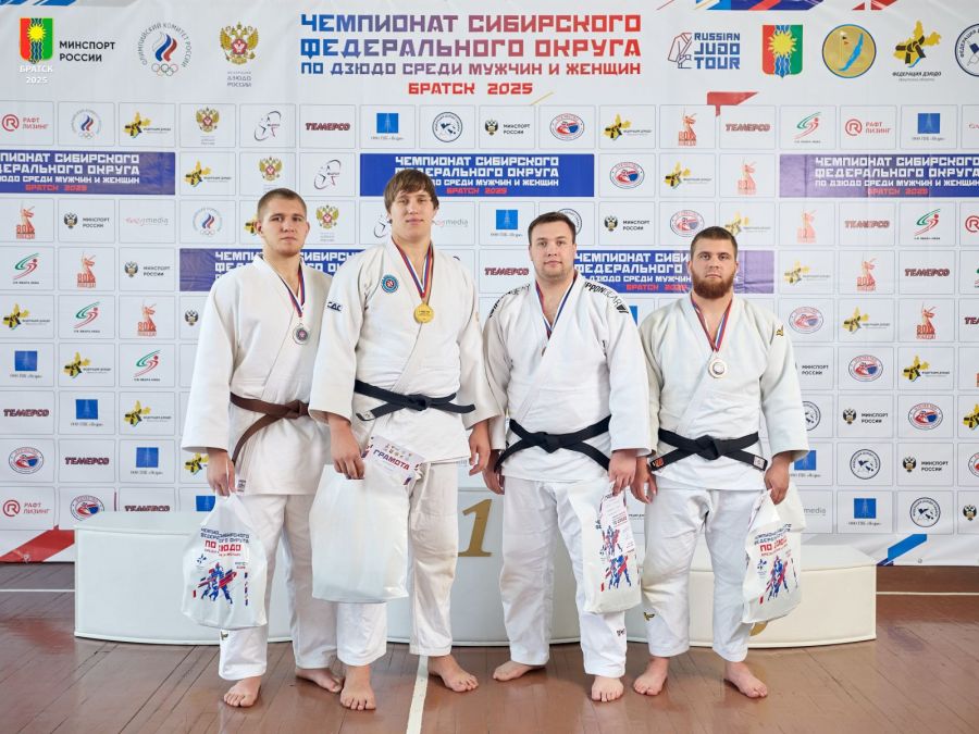 Роман Жданов (слева) - серебряный призер чемпионата. Фото: Дмитрий Шибанов