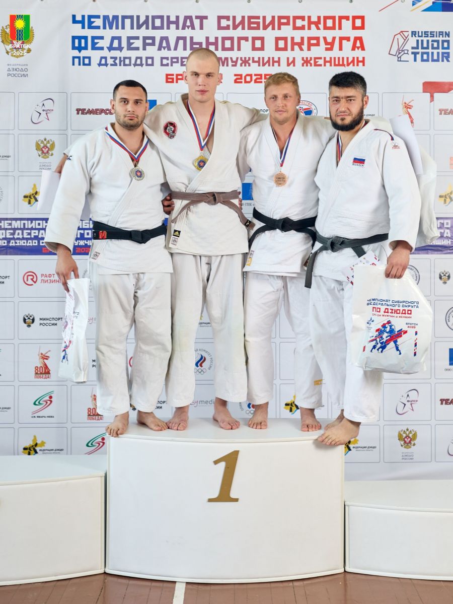 Андрей Томчук (второй справа) стал бронзовым призером соревнований. Фото: Дмитрий Шибанов