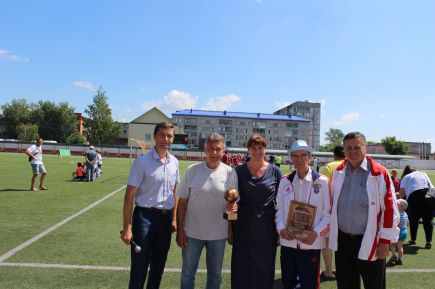 В Бийске состоялся отборочный этап международного футбольного фестиваля "Большие звёзды светят малым" в дивизионе Александра Гостенина.  