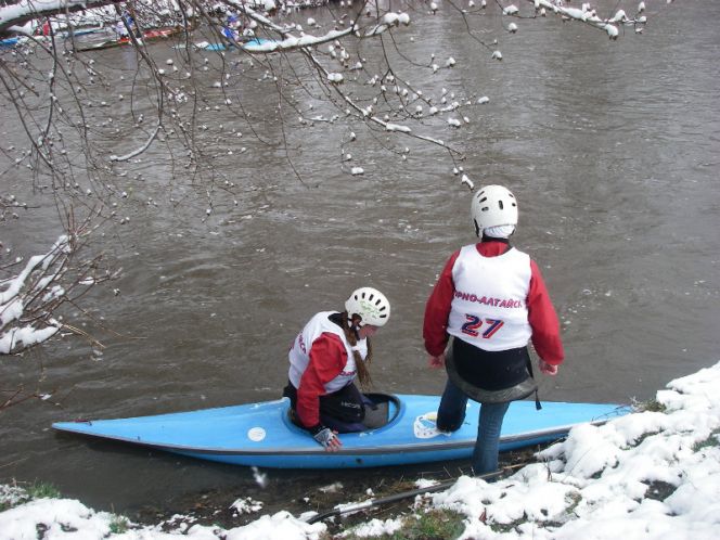 Шесть девушек из бийского турклуба «Скат» стали призёрами открытого чемпионата Горно-Алтайска по гребному слалому (фото).