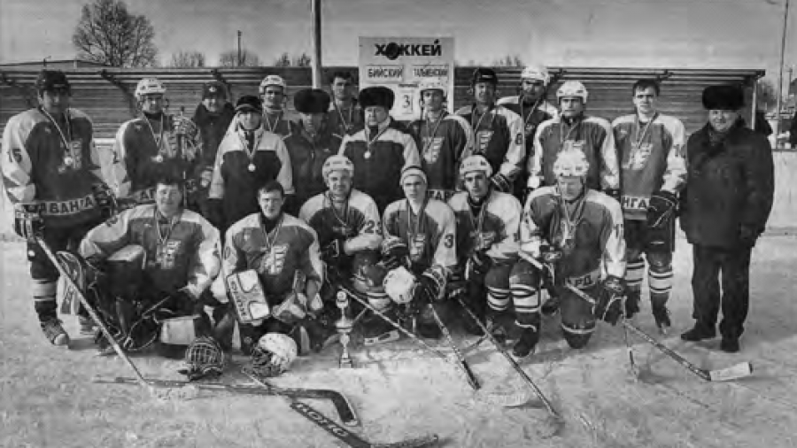 Победительница хоккейного турнира сельской олимпиады - команда Тальменского района. Фото: Евгений Налимов/"Алтайская правда"