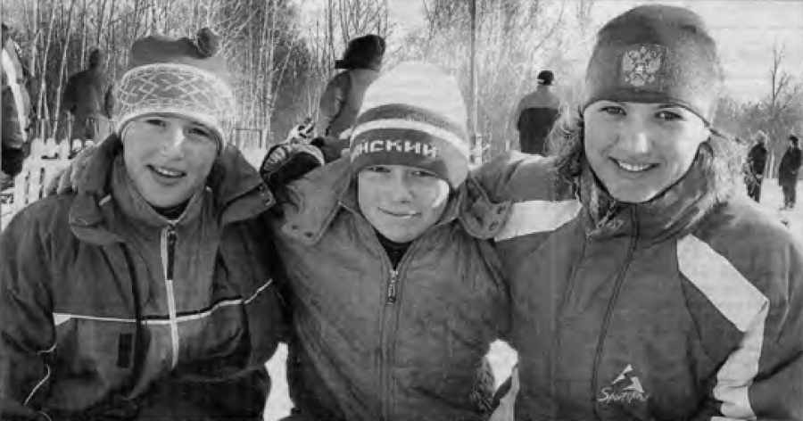 Бийские лыжницы - победительницы эстафетной гонки: Ирина Яркова, Наталья Зайцева, Анастасия Копысова.  Фото: Евгений Налимов/"Алтайская правда"