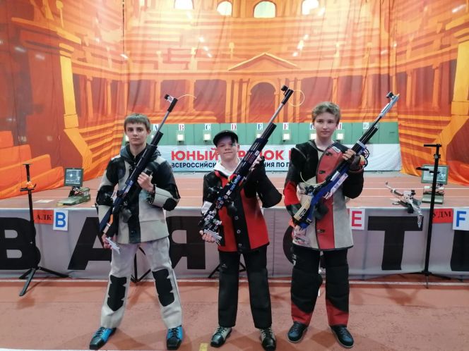 Призёры соревнований в младшей возрастной группе. Победитель Иван Кормышев - в центре, серебряный призёр Макаров Дуров - слева, бронзовый призёр Лев Моторенко из Удмуртии - справа 