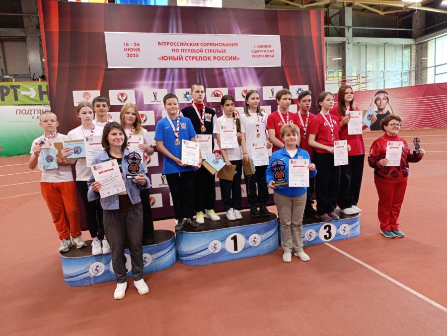 Призовой пьедестал командного первенства стрелков 2011-2013 годов рождения. Фото из альбома участников соревнований