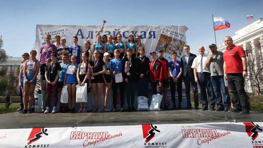  Команда Усть-Пристанского района (№ 61) на легкоатлетической эстафете газеты "Алтайская правда" в 2022 году. Фото: Евгений Налимов