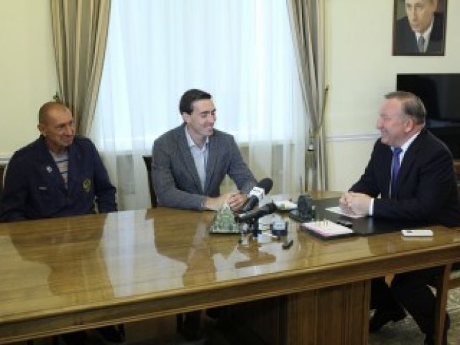 Губернатор Алтайского края Александр Карлин встретился с действующим чемпионом мира по лёгкой атлетике Сергеем Шубенковым и его тренером Сергеем Клевцовым.