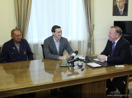 Губернатор Алтайского края Александр Карлин встретился с действующим чемпионом мира по лёгкой атлетике Сергеем Шубенковым и его тренером Сергеем Клевцовым.