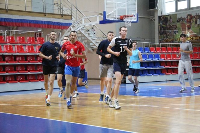 Вышли из отпуска и возобновили тренировки волейболисты «Университета» (фото).   