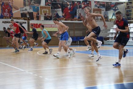 Вышли из отпуска и возобновили тренировки волейболисты «Университета» (фото).   