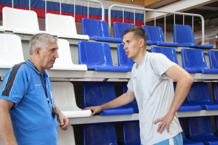 Вышли из отпуска и возобновили тренировки волейболисты «Университета» (фото).   