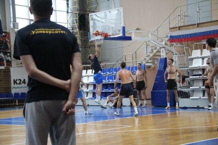Вышли из отпуска и возобновили тренировки волейболисты «Университета» (фото).   