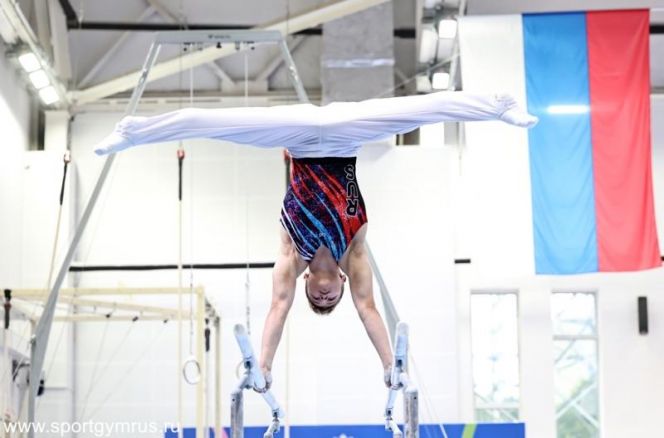 Упражнения на параллельных брусьях выполняет Илья Силин. Фото: сайт Федерации гимнастики России