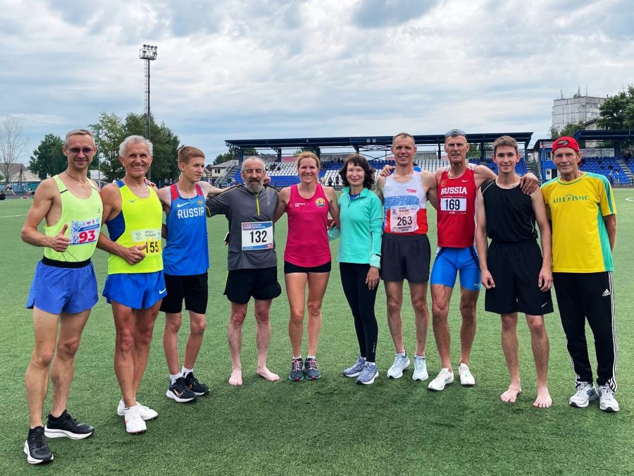 Фотопоздравление с юбилеем от одноклубников с барнаульского стадиона "Лабиринт". Фото: КЛБ "Восток-Спорт"