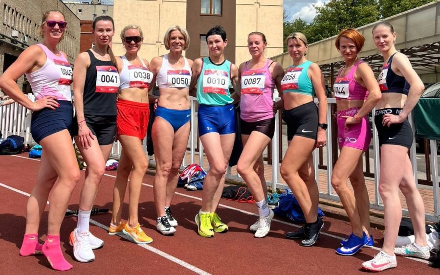 Участницы легкоатлетических соревнований в Москве. Фото из альбома Надежды Беловой