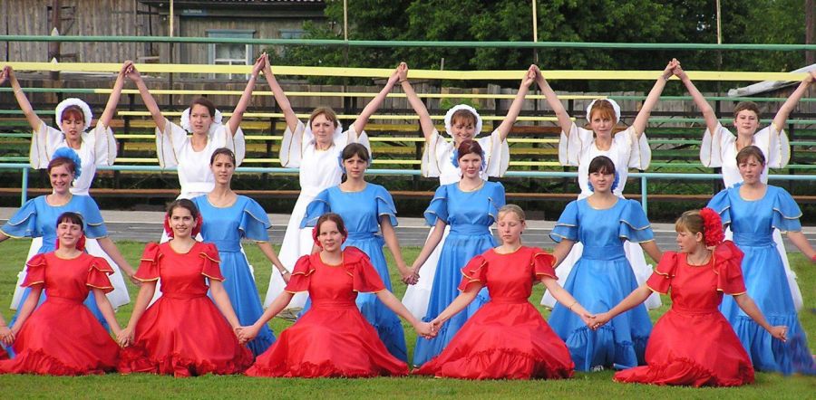 Фрагменты церемонии открытия летней олимпиады в Ребрихе в 2004 году. Фото: газета "Знамя труда"