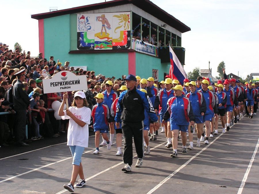 Фрагменты церемонии открытия летней олимпиады в Ребрихе в 2004 году. Фото: газета "Знамя труда"