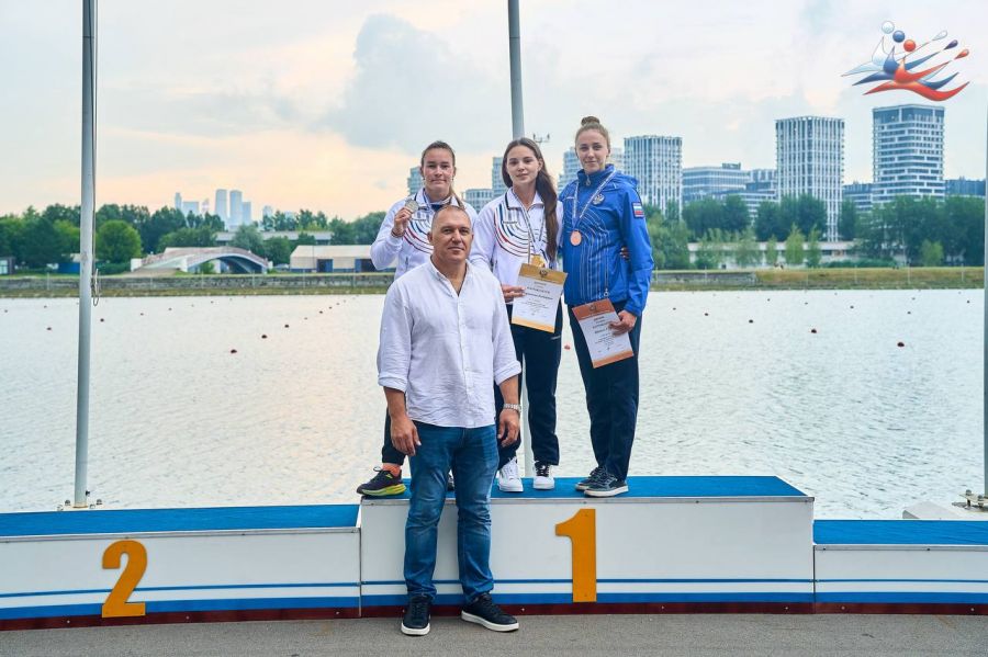 Церемония награждения каноисток на дистанции 200 метров. Фото: Федерация каноэ России 