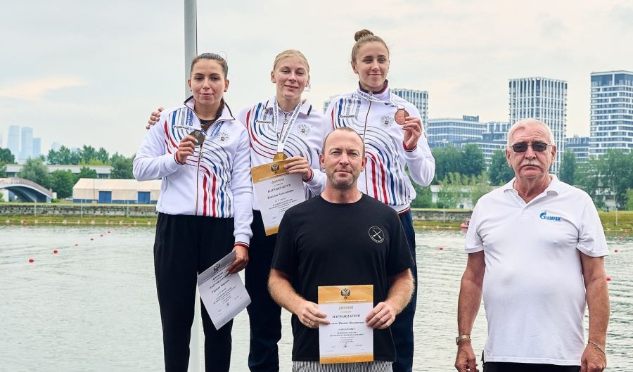 На пьедестал почета по итогам финала в женском каноэ на дистанции 500 м поднялись сразу две спортсменки из Алтайского края: Александра Власова (в центре) и София Штиль (справа). Фото: Федерация каноэ России