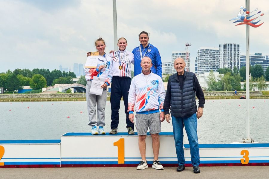 Каноистка Александра Власова в конкуренции с подругой по команде Марией Харитоновой в блестящем стиле выиграла дистанцию 5000 м и стала двукратной чемпионкой России. Фото: Федерация каноэ России