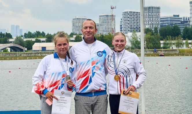 Тренер СШОР имени Костенко Михаил Валериевич Волков со своими воспитанницами Александрой Власовой и Марией Харитоновой. Фото: Федерация каноэ России