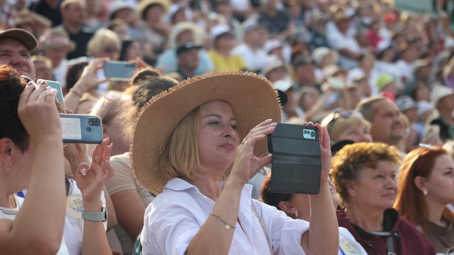 Во время открытия трибуны стадиона были переполнены. Фото: Олег Богданов/ "Алтайская правда"