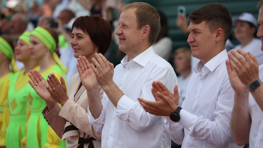 Спортсменов приветствуют Людмила Шлаузер, Виктор Томенко и Денис Голобородько. Фото: Олег Богданов/ "Алтайская правда"