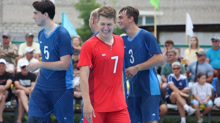 Вице-спикер АКЗС Денис Голобородько играл в роли либеро. Фото: Олег Богданов/ "Алтайская правда"