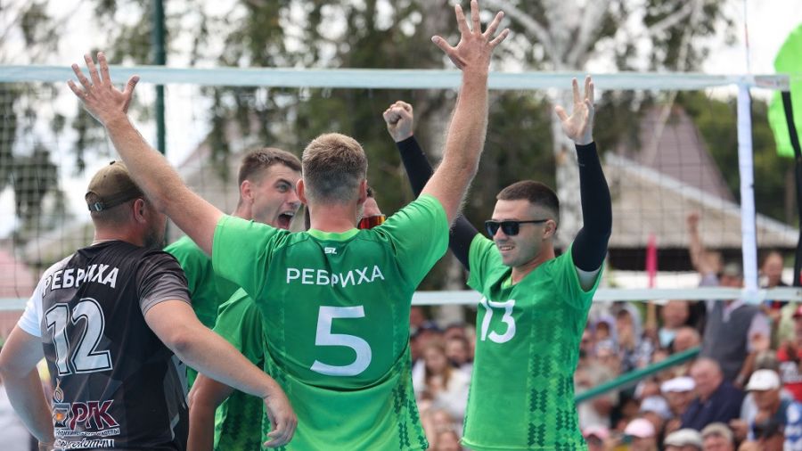 Ребрихинские волейболисты эмоционально празднуют победу. Фото: Олег Богданов/ "Алтайская правда"