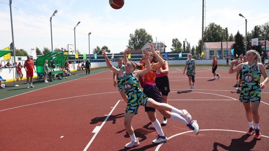 Последние секунды матча между баскетболистками Бийского и Благовещенского районов. Фото: Олег Богданов/ "Алтайская правда"