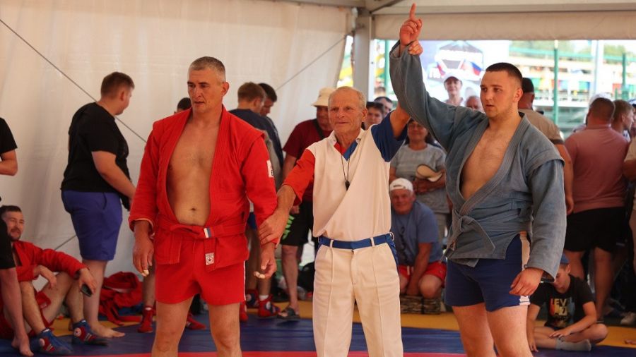 Дмитрий Колмыков (справа) взял реванш у Эдуарда Сурмавы. Фото: Олег Богданов/ "Алтайская правда"