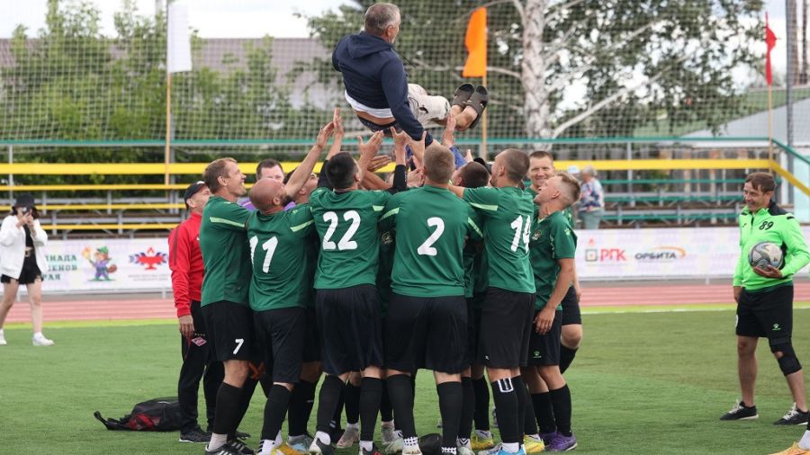 Футболисты Кытмановского района после финального свистка. Фото: Олег Богданов/ "Алтайская правда"