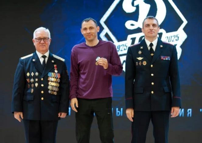 Алексей Турдазов (в центре) с юбилейной медалью спортобщества "Динамо"