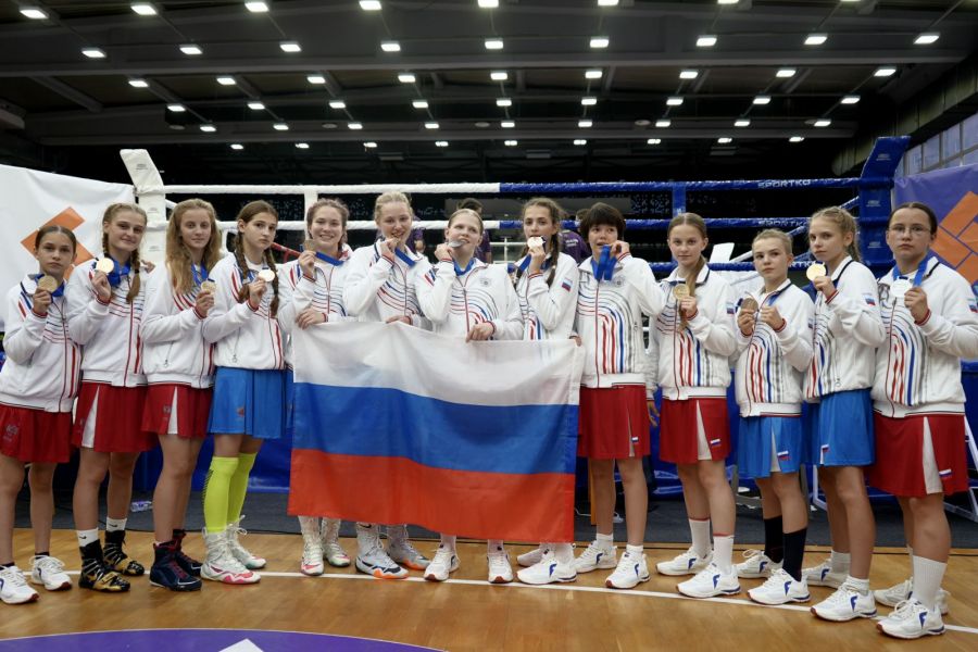 Ульяна Оленева крайняя слева, Валерия Лазебных третья справа. Фото: Федерация бокса России