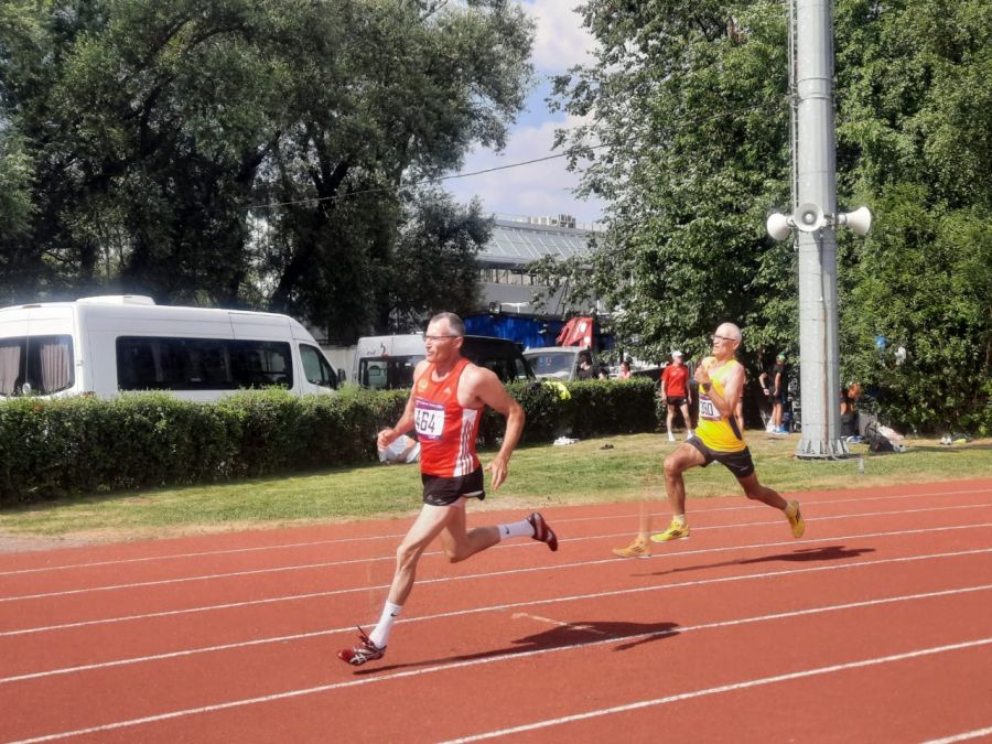 Впереди победитель в беге на 400 метров Вячеслав Дадыкин. Фото участников соревнований