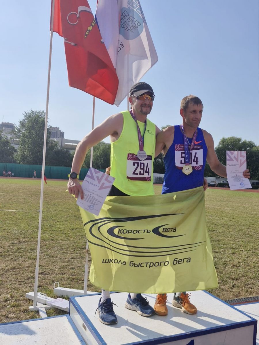 На пьедестале (справа) Алексей Семёнов. Фото участников соревнований