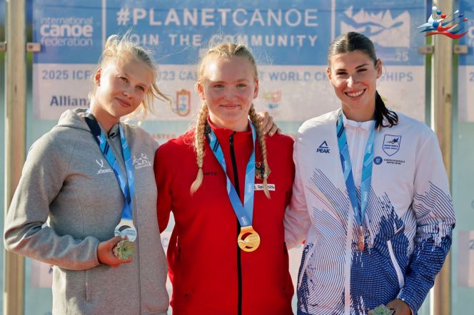 Анастасия Кравченко (слева) на подиуме первенства мира вместе с немкой Нели Рейнвард и спортсменкой из Румынии Бьянкой Истратесу. Фото: Федерация каноэ России
