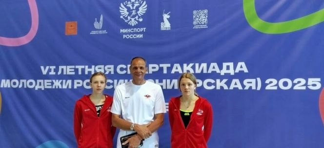 София Маслова и Алина Артамонова с тренером Сергеем Заболотновым. Фото: СШОР "Обь"  