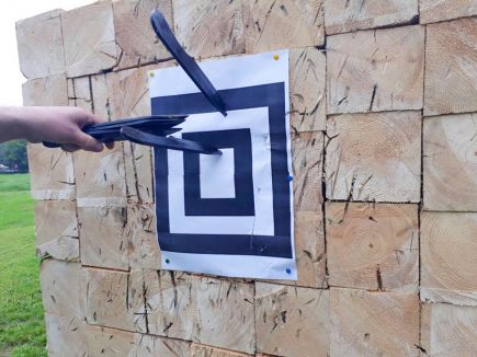 В Алтайском крае впервые провели соревнования по спортивному метанию ножей.