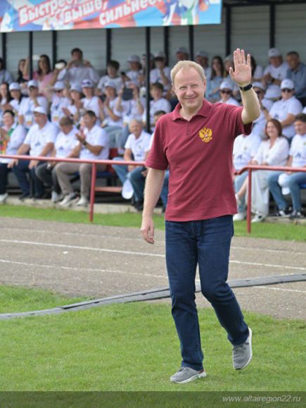 Участников марафона "Земля спорта" приветствовал губернатор Алтайского края Виктор Томенко. Фото: Антон Червяков