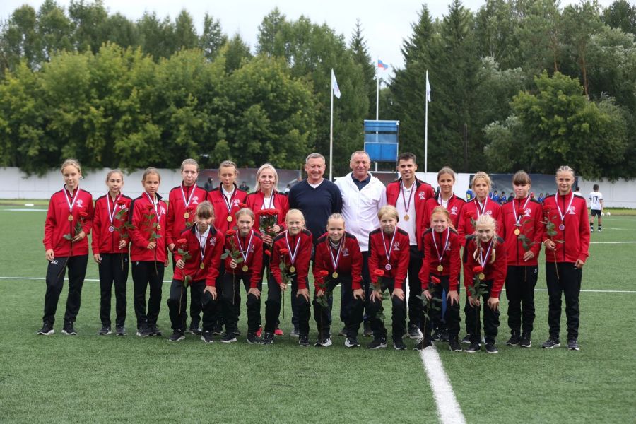 Торжественная встреча победительниц на стадионе СШОР А. Смертина. В центре директор спортшколы Евгений Татаринцев и Евгений Смертин - старший сын Геннадия Ивановича Смертина, в память которого в Барнауле проходит международный детский турнир