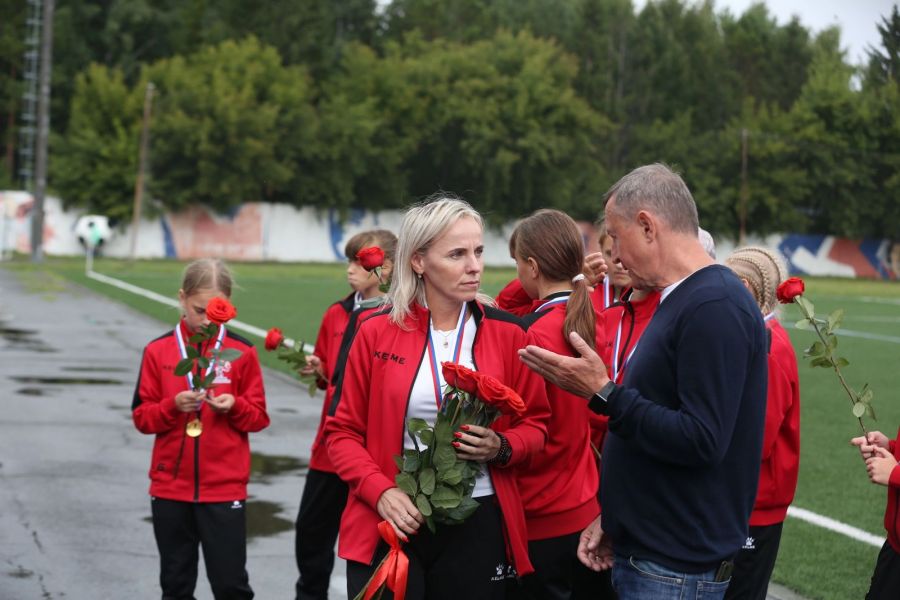С цветами Оксана Жбанникова - одна из тренеров команды девочек. Фото: СШОР Алексея Смертина   