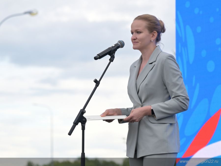 На церемонии открытия турнира заместитель директора Департамента физической культуры и массового спорта Министерства спорта России Александра Зайцева зачитала поздравление Министра спорта России, президента Олимпийского комитета России Михаила Дегтярева. Фото: Антон Червяков
