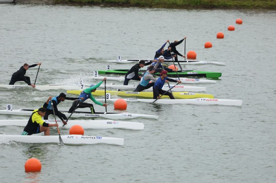 Старт каноистов на 100 000 метров. Фото: Александр Чёрный/"Алтайский спорт"