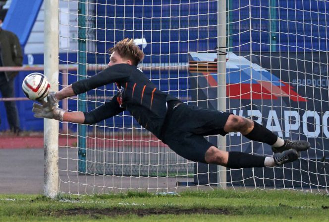 Героем матча стал 17-летний страж ворот «Темпа», воспитанник академии барнаульского «Динамо» Степан Масальских, отразивший в серии послематчевых пенальти три удара гостей из четырех. Фото: Андрей Каспришин