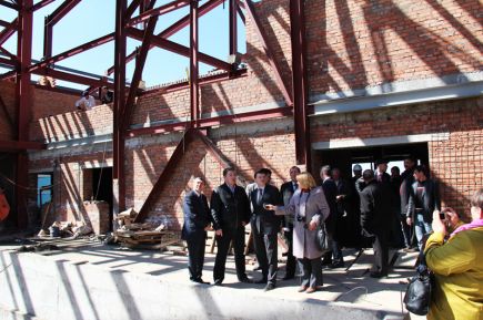 Заместитель губернатора края Даниил Бессарабов проинспектировал ход строительства бассейна в Заринске.