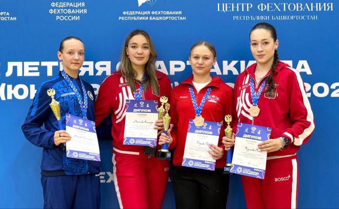 Саблистка Юлия Жданова (вторая справа) завоевала бронзовую медаль турнира по фехтованию VI летней Спартакиады молодежи России Фото: Федерация фехтования России