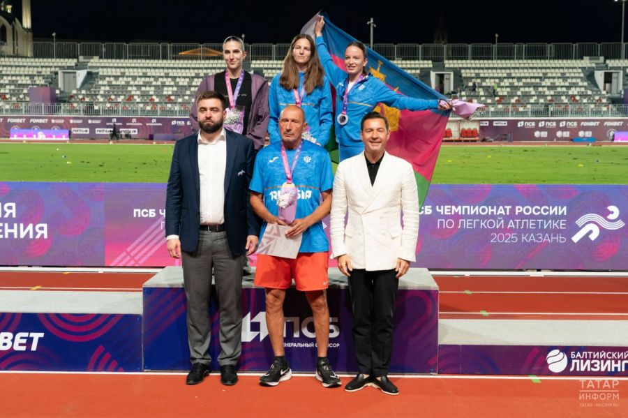 Призовой пьедестал женского бега на 100 метров с барьерами. В центре Виктория Погребняк и её тренер Сергей Клевцов. Фото: Новости Татарстана и Казани - Татар-информ