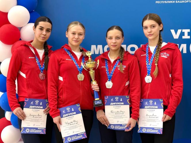 Арина Захаренко, Юлия Жданова, Мария Третьякова и Алиса Хижняк - обладательницы серебра VI летней Спартакиады молодежи России в командном турнире. Фото: Федерация фехтования России