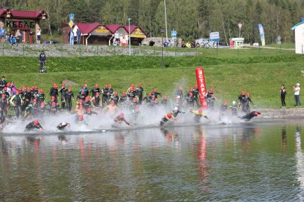На территории ОЭЗ «Бирюзовая Катунь» провели первые в Сибири соревнования на полужелезной дистанции «ALTAI TRI RACE».