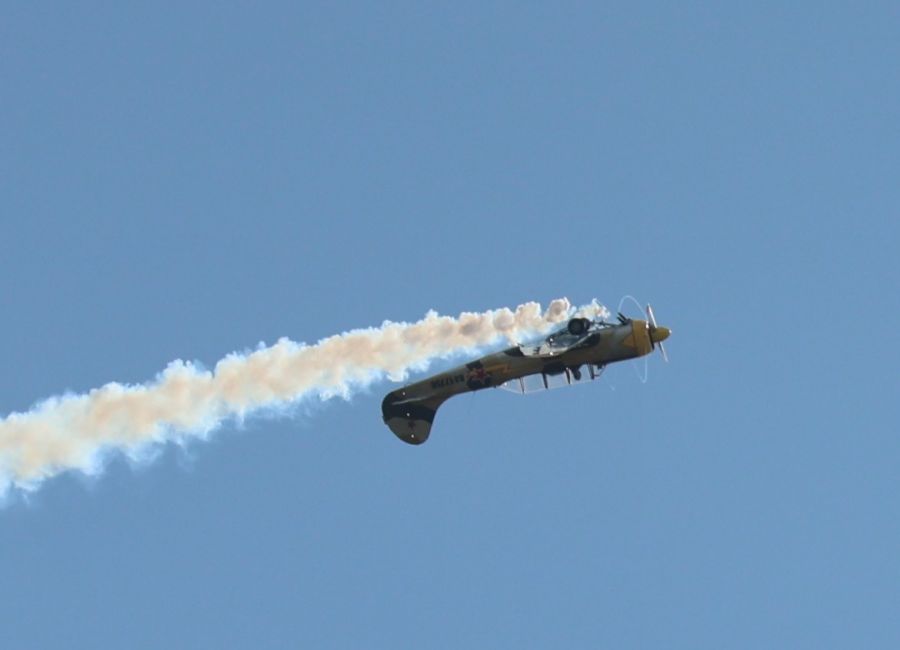 Авиашоу в исполнении Виталия Лукьянченко на Як-52 впечатлило зрителей ничуть не меньше, чем сами соревнования по дрифту. Фото: Александр Чёрный